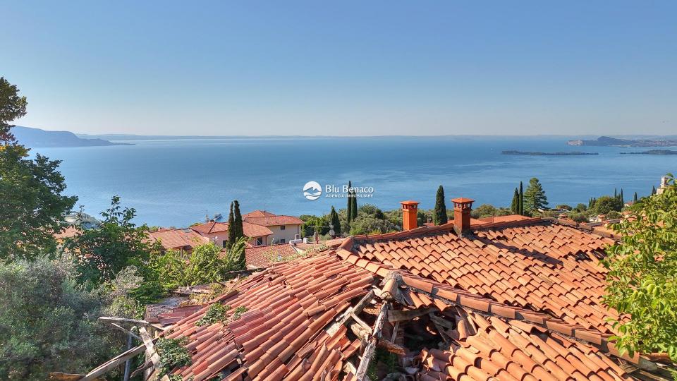 Detached property with stunning lake view