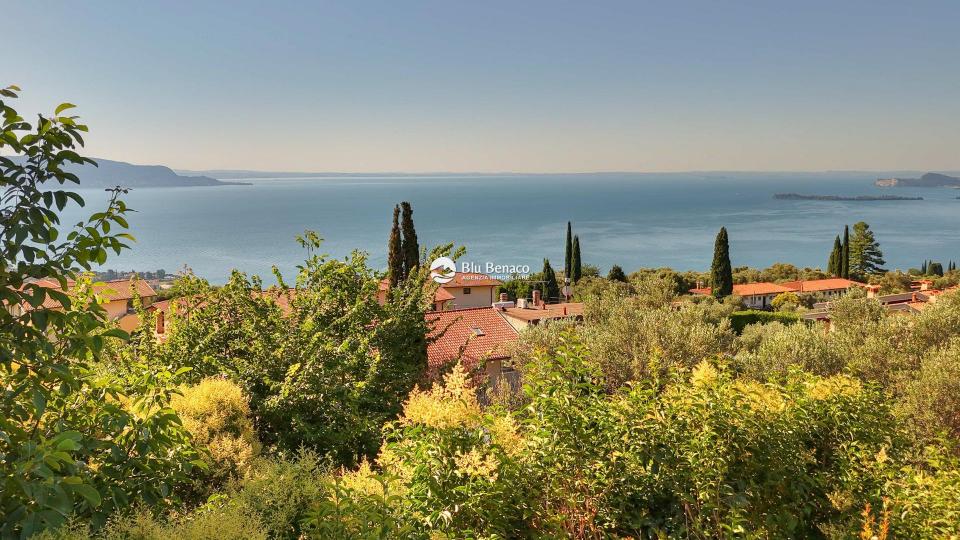 Detached property with stunning lake view