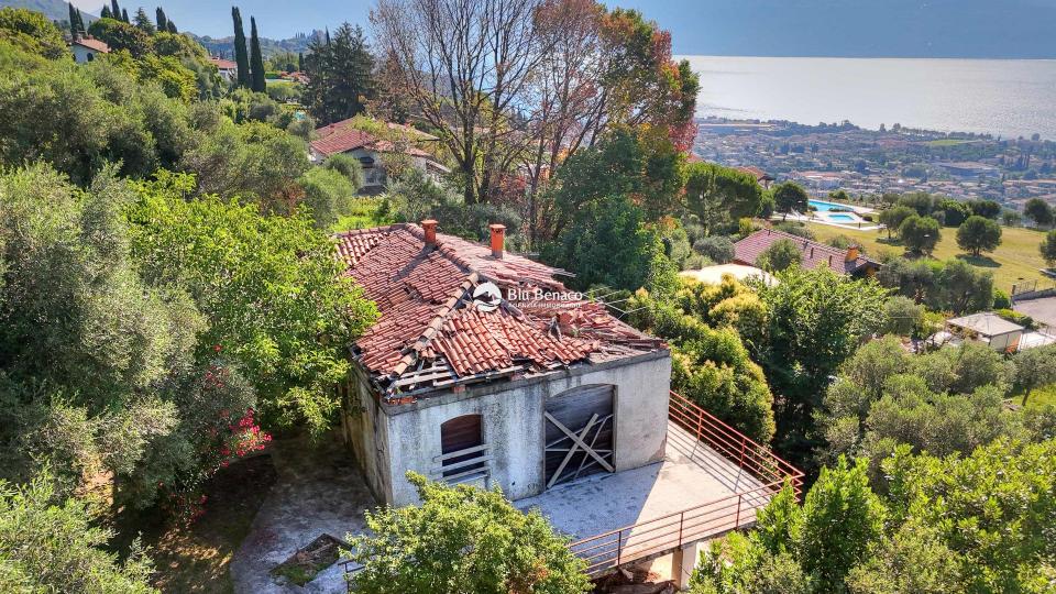 Detached property with stunning lake view