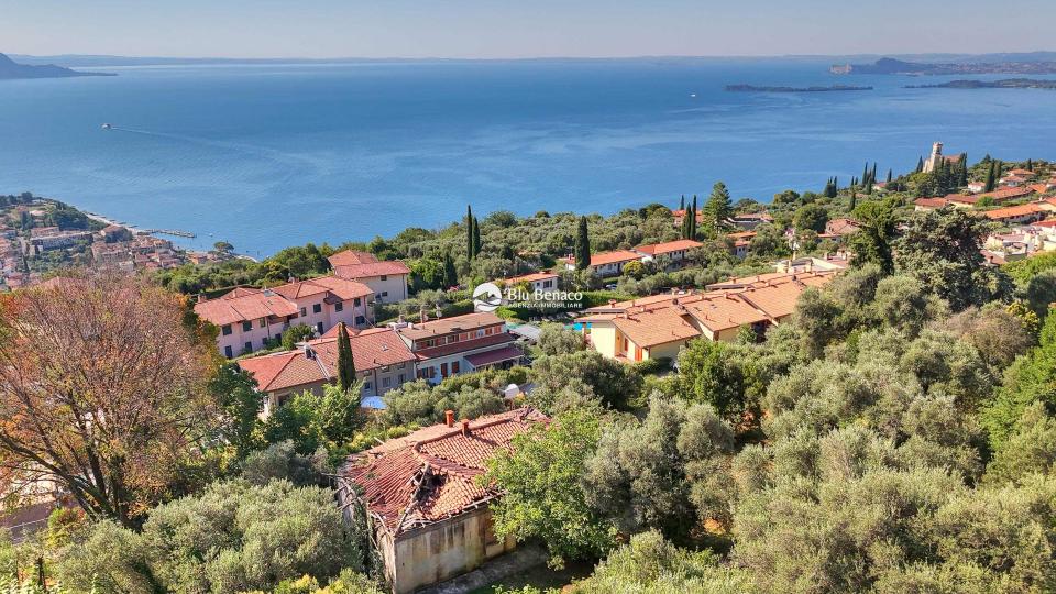 Detached property with stunning lake view