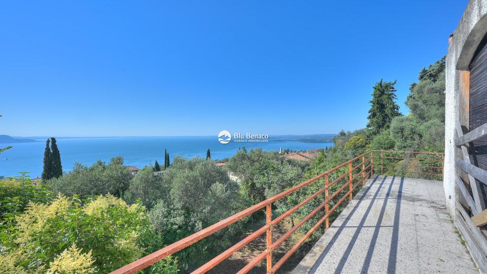 Detached property with stunning lake view