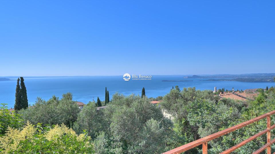 Detached property with stunning lake view