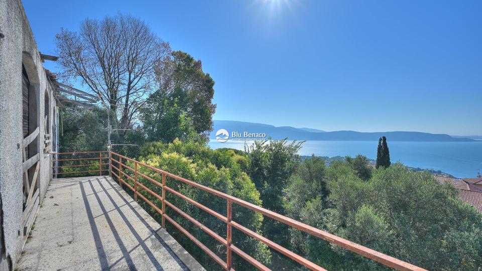 Detached property with stunning lake view