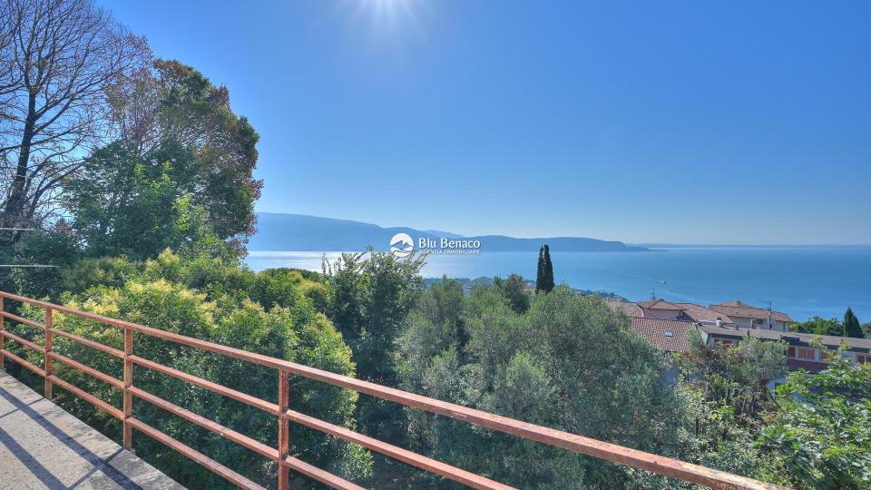 Detached property with stunning lake view