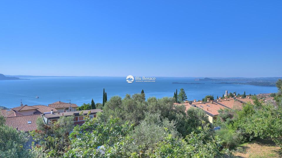 Detached property with stunning lake view