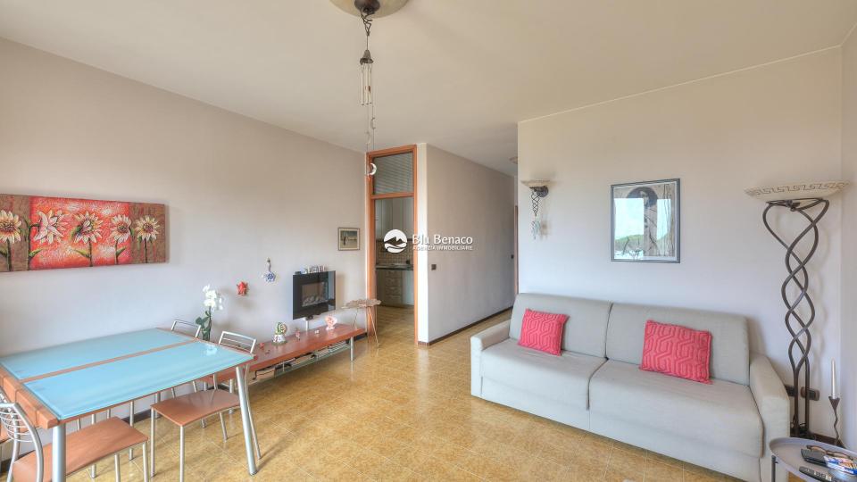 Lakefront three-room apartment for salein Maderno