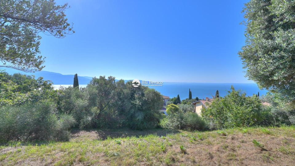 Detached property with stunning lake view