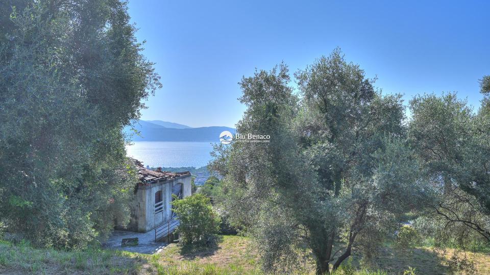 Detached property with stunning lake view