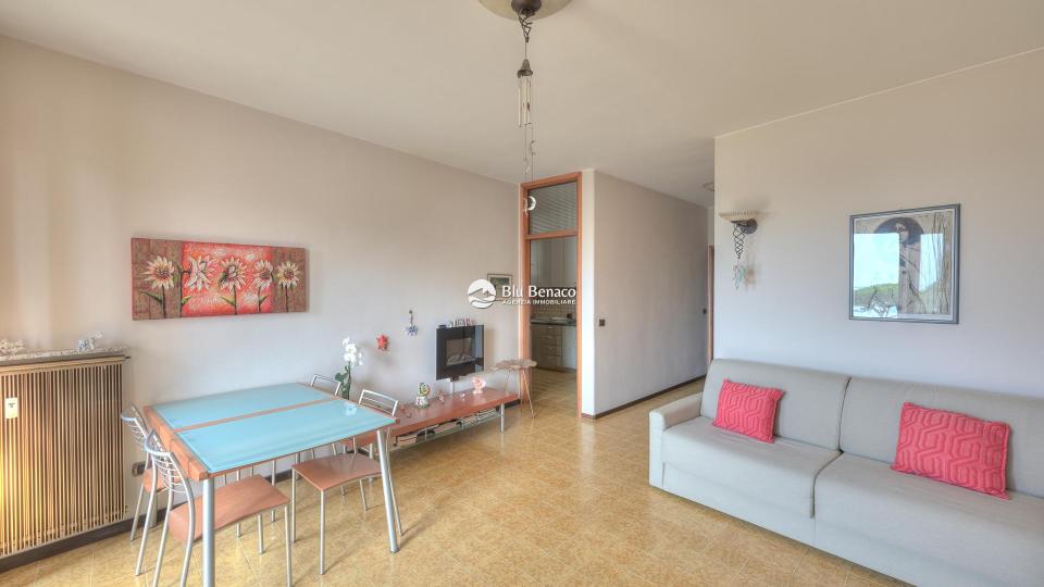 Lakefront three-room apartment for salein Maderno