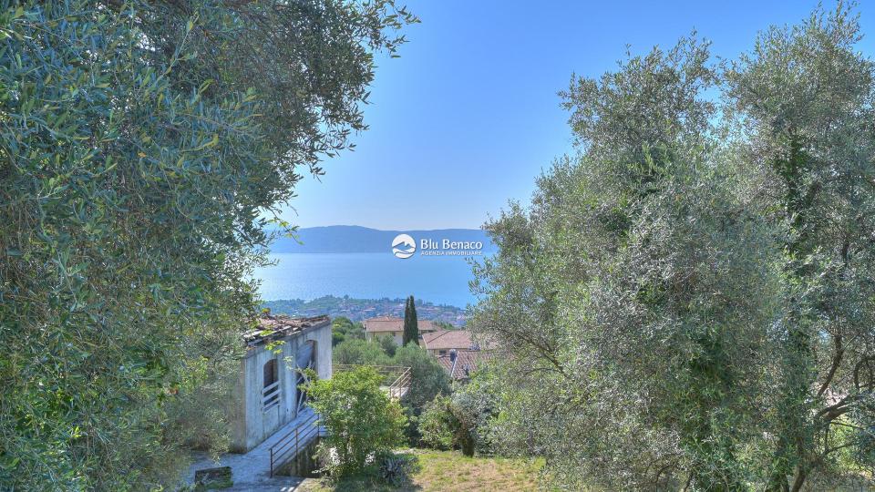 Detached property with stunning lake view