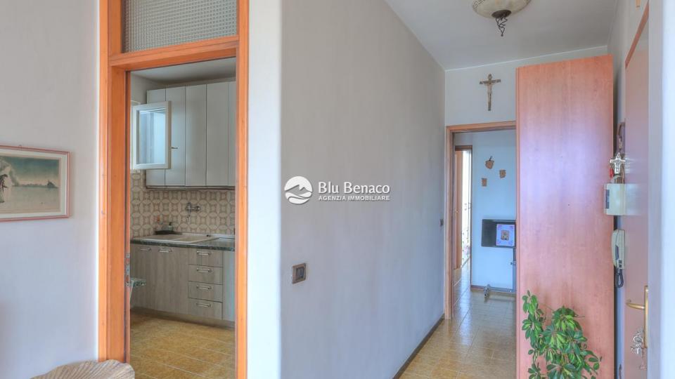 Lakefront three-room apartment for salein Maderno