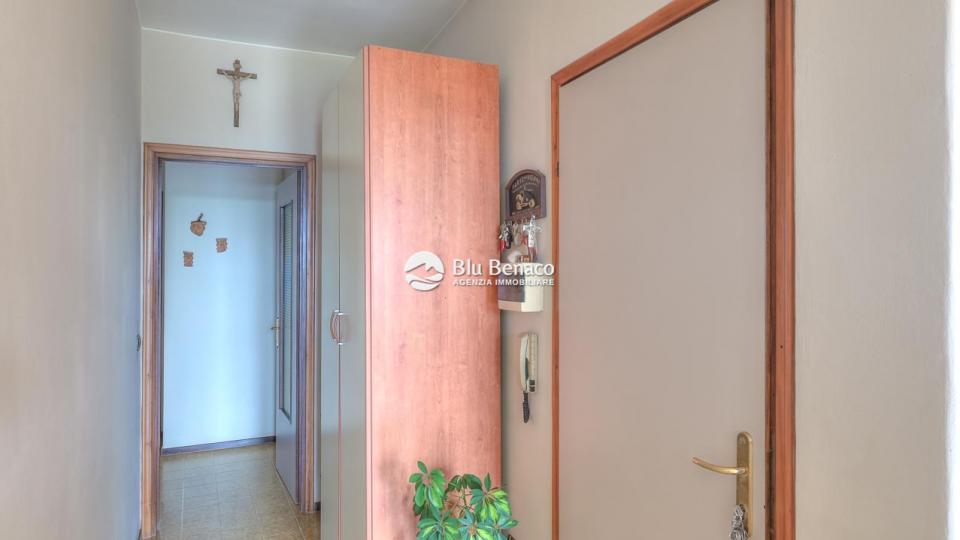 Lakefront three-room apartment for salein Maderno