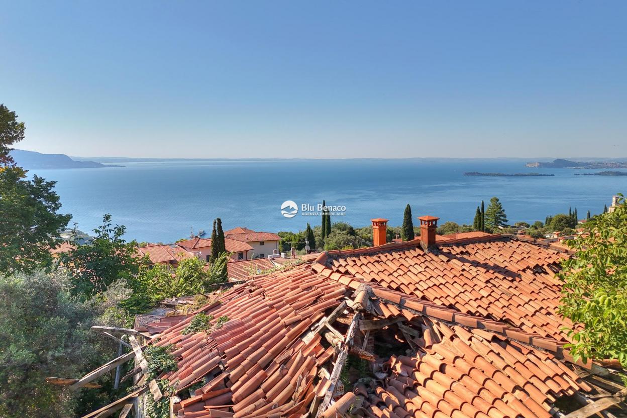 Detached property with stunning lake view