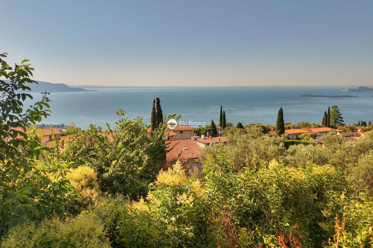 Detached property with stunning lake view