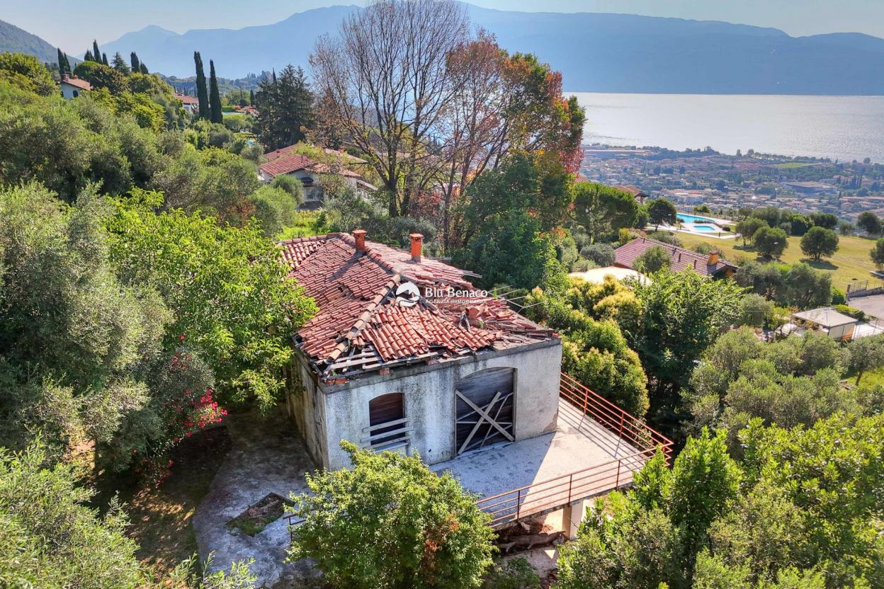 Proprietà indipendente con stupenda vista lago