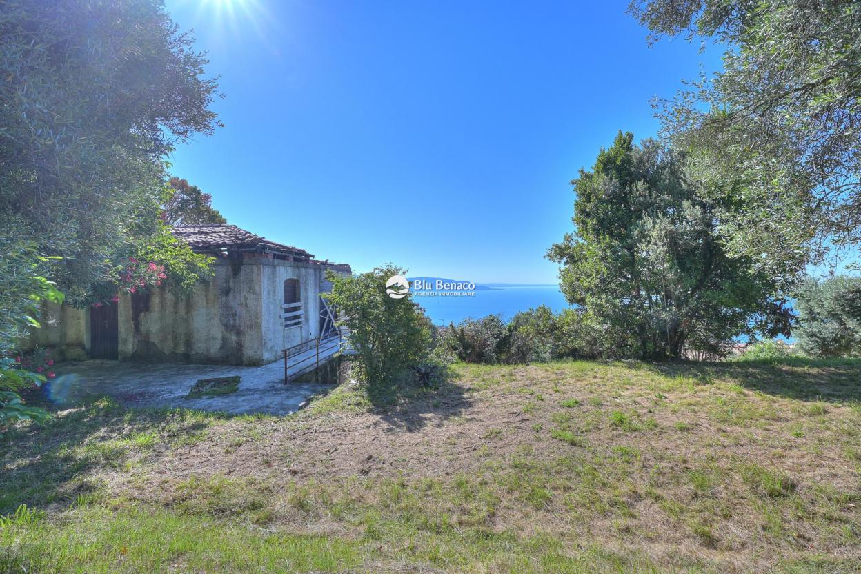 Detached property with stunning lake view