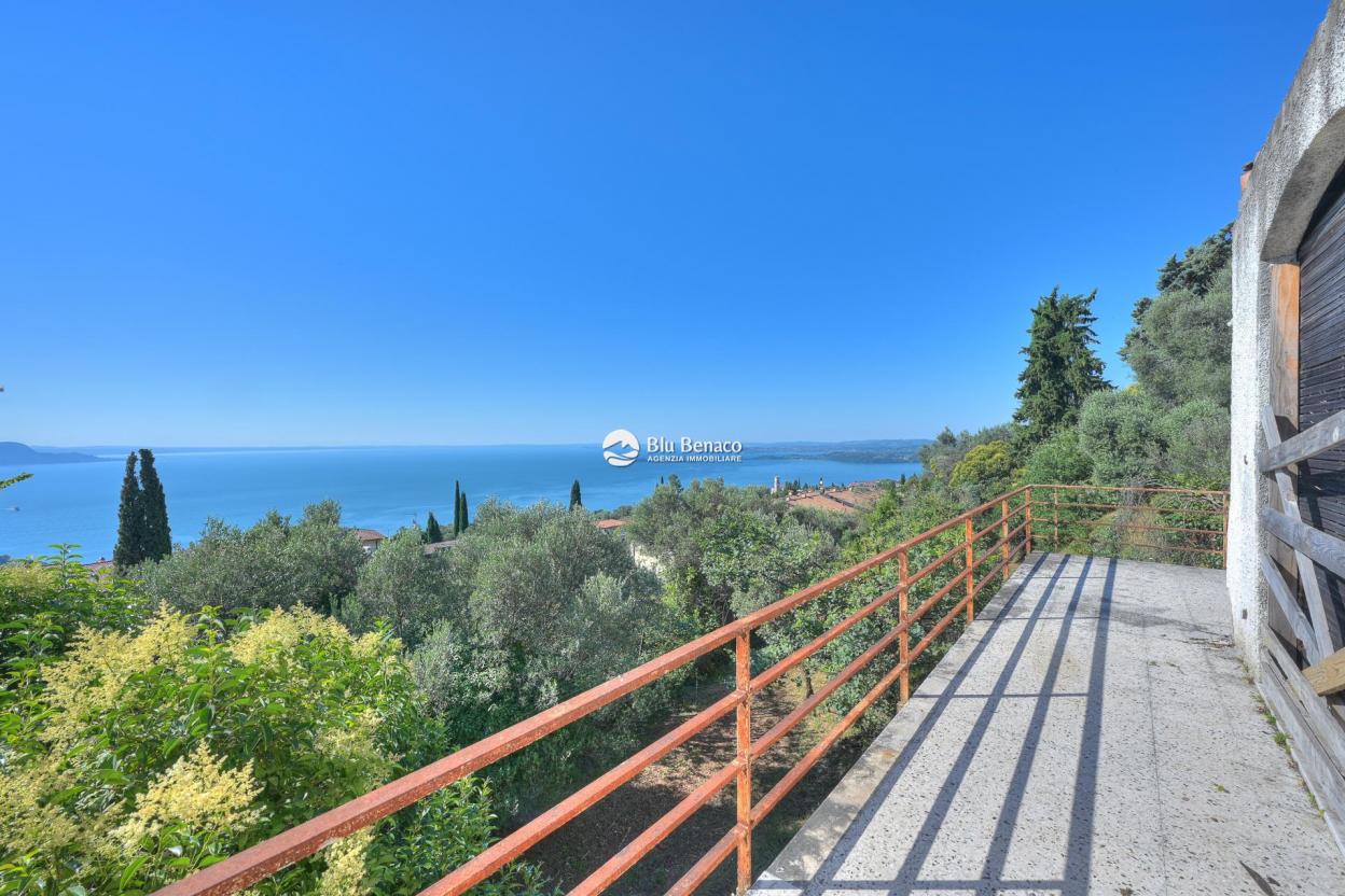 Detached property with stunning lake view