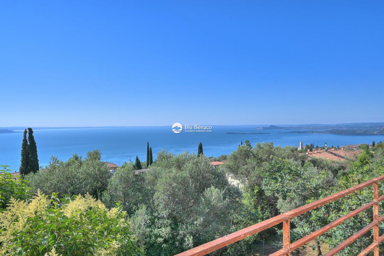 Detached property with stunning lake view