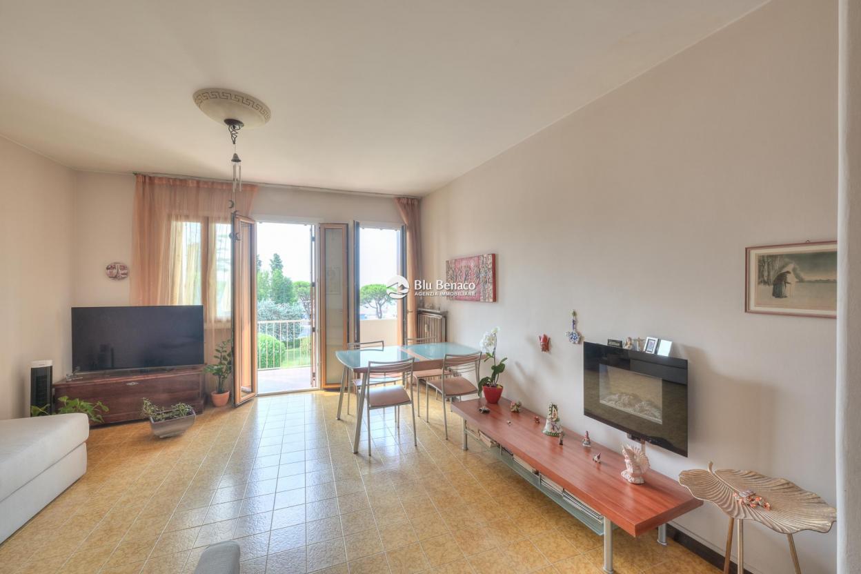 Lakefront three-room apartment for salein Maderno