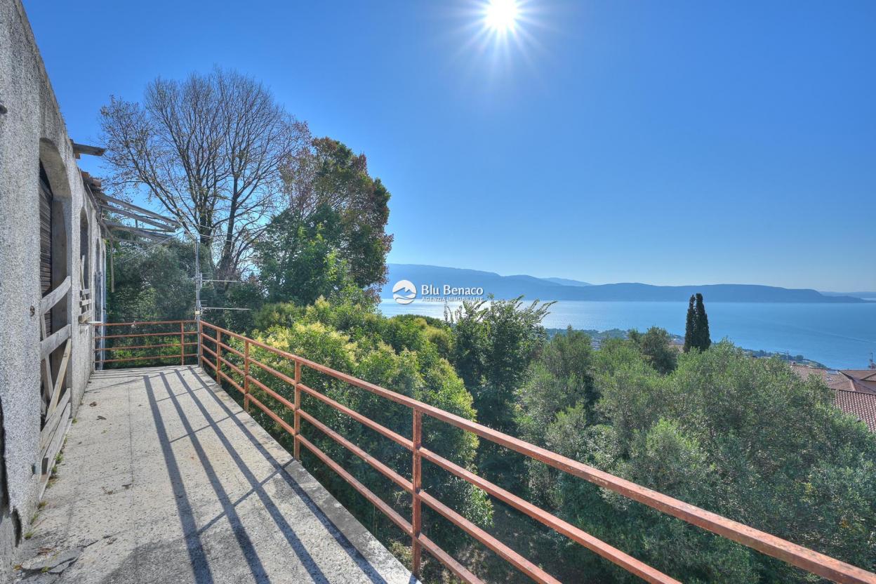 Detached property with stunning lake view