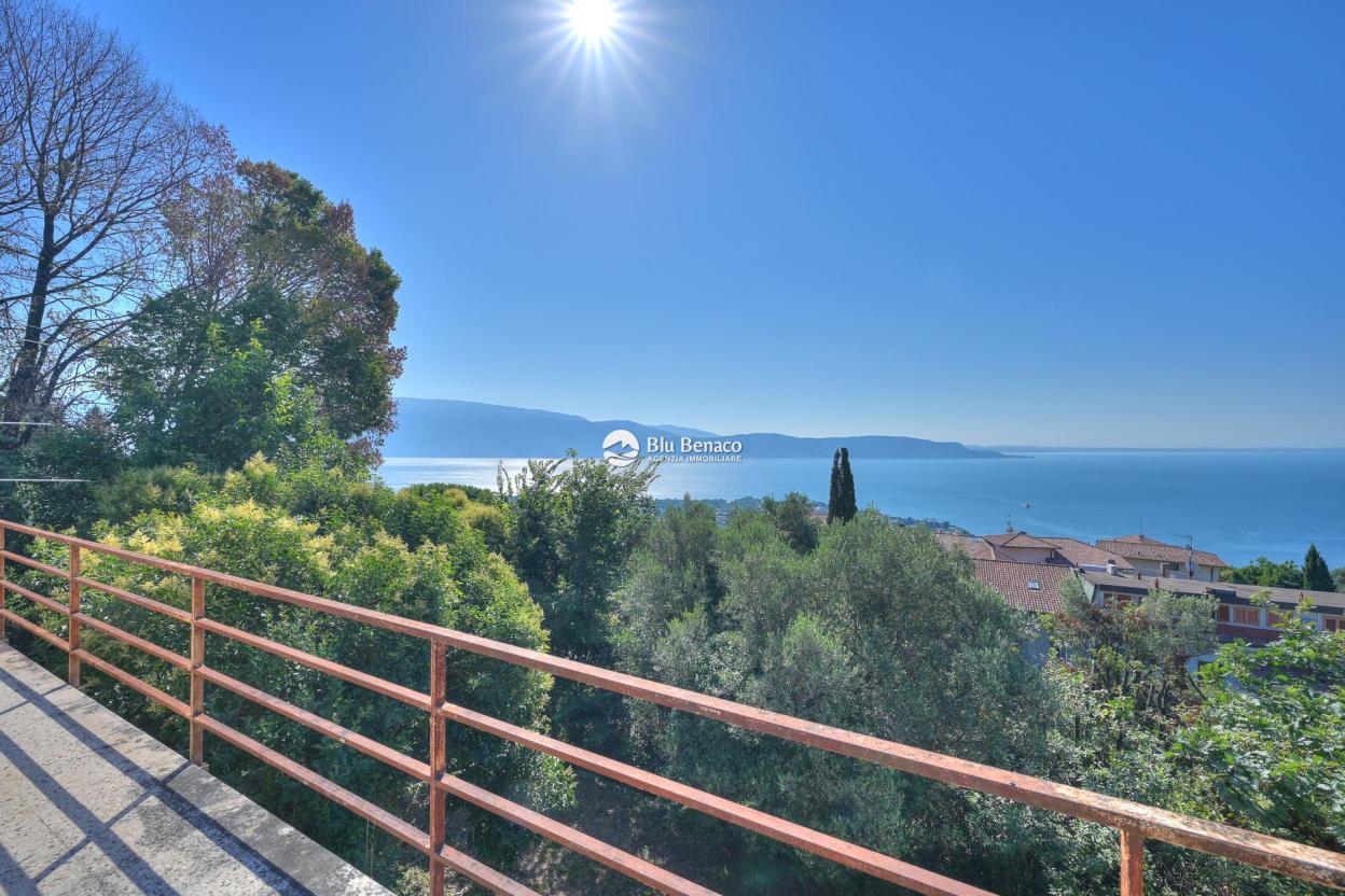 Detached property with stunning lake view