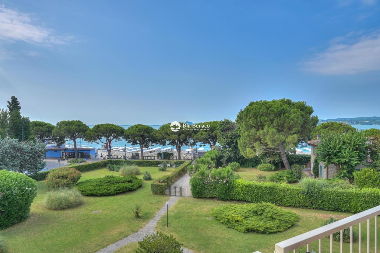 Trilocale fronte lago in vendita a Maderno