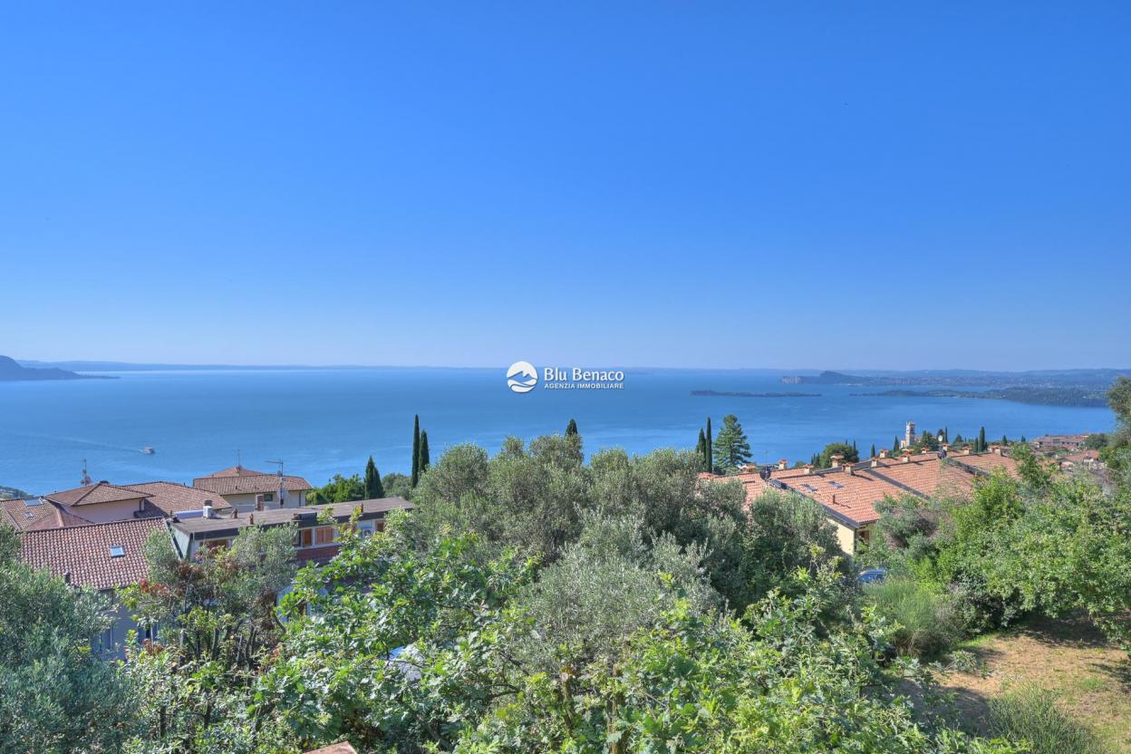 Detached property with stunning lake view