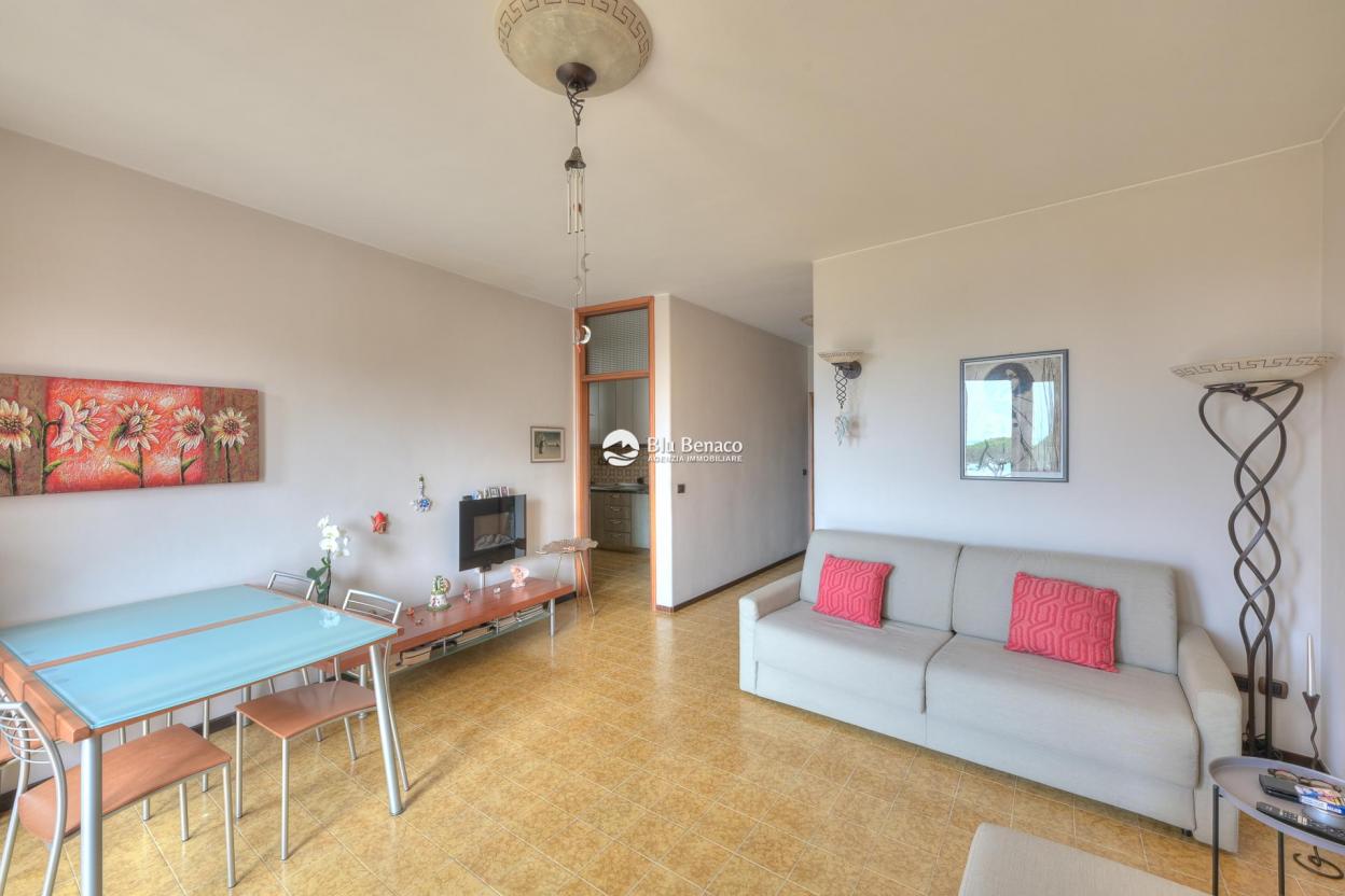 Lakefront three-room apartment for salein Maderno