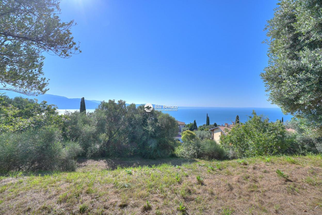 Detached property with stunning lake view