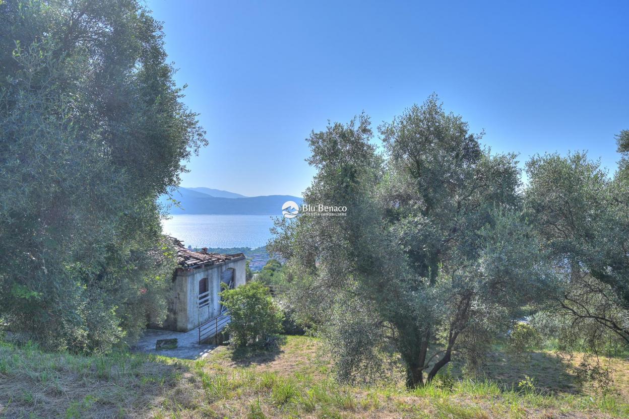 Detached property with stunning lake view