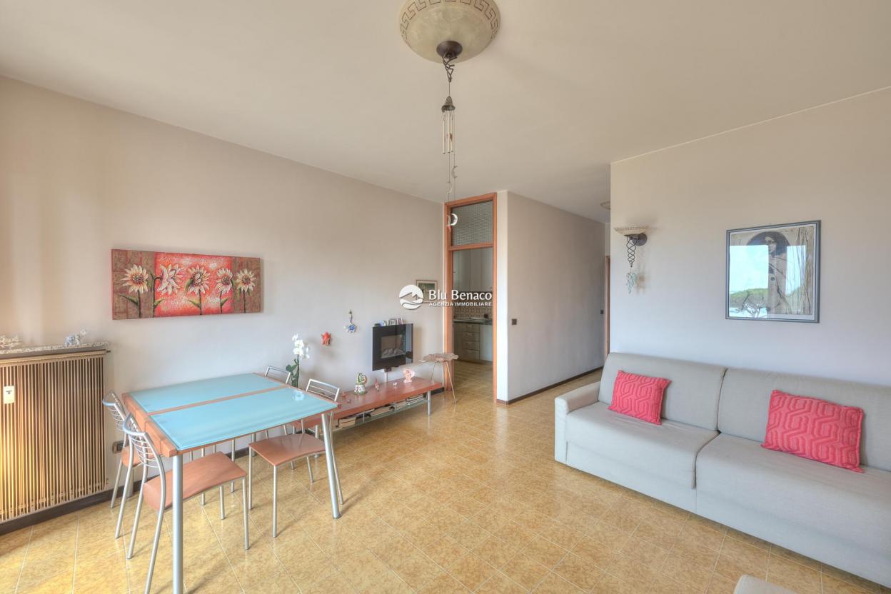 Lakefront three-room apartment for salein Maderno