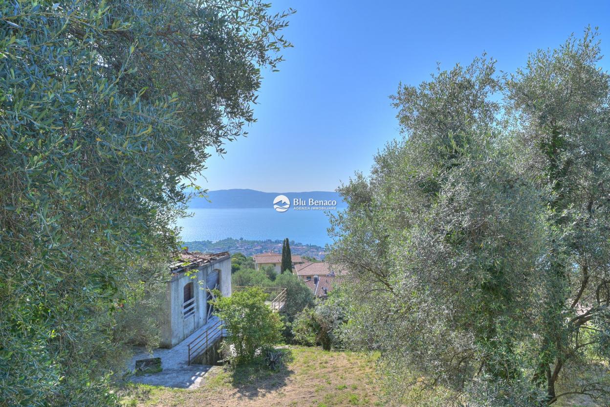 Detached property with stunning lake view