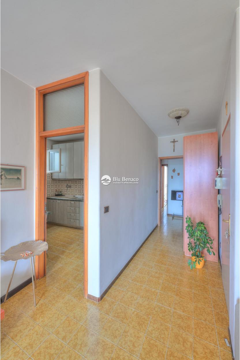 Lakefront three-room apartment for salein Maderno