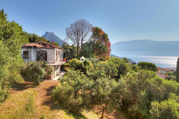 Detached property with stunning lake view